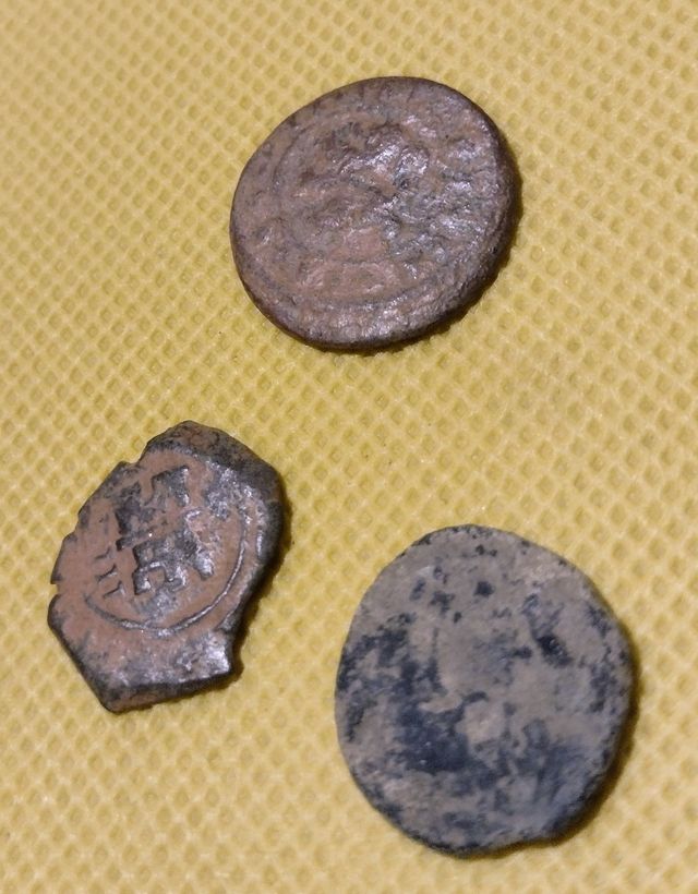 Lote de tres monedas por clasificar