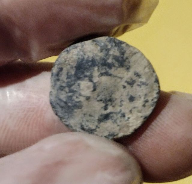 Lote de tres monedas por clasificar