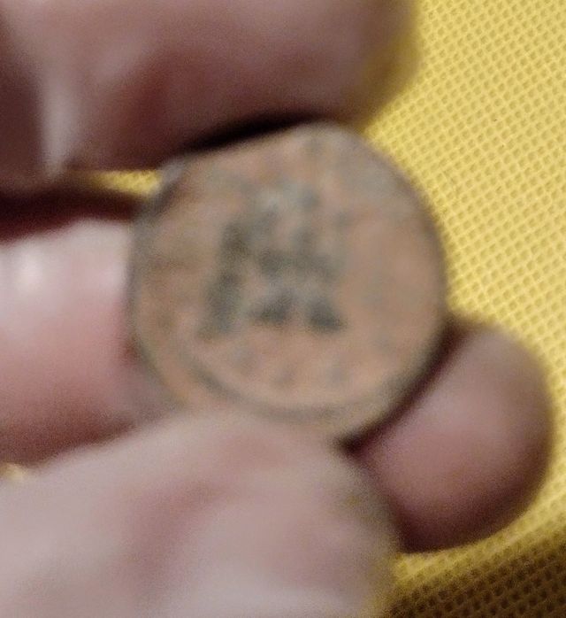 Lote de tres monedas por clasificar