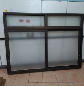 Ventana de aluminio con altillo 