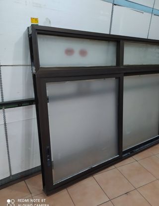 Ventana de aluminio con altillo 
