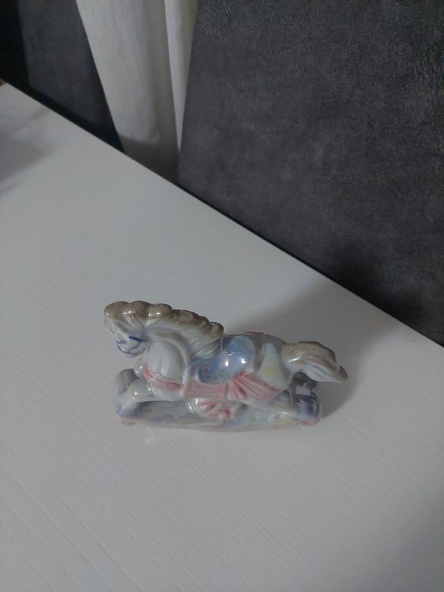 Figura caballo de porcelana antigua