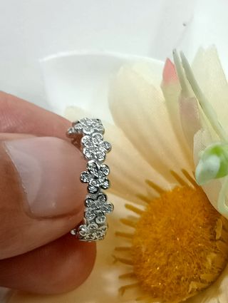 Precioso anillo margaritas plata de ley.