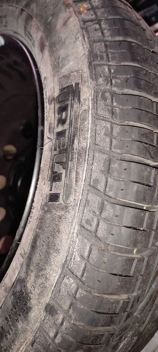 Rueda+llanta de coche Pirelli y gato 