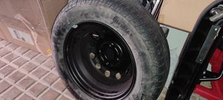 Rueda+llanta de coche Pirelli y gato 