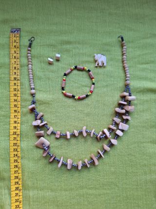 Conjunto etnico, pendientes, collar y colgante.