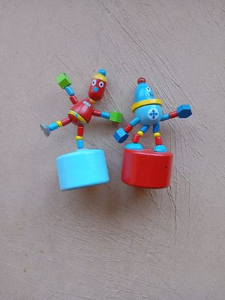 Dos robots juguete de madera 
