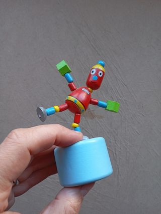 Dos robots juguete de madera 