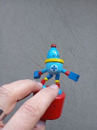 Dos robots juguete de madera 
