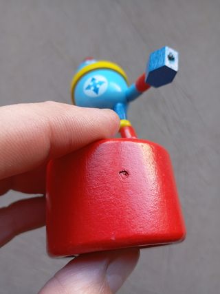 Dos robots juguete de madera 