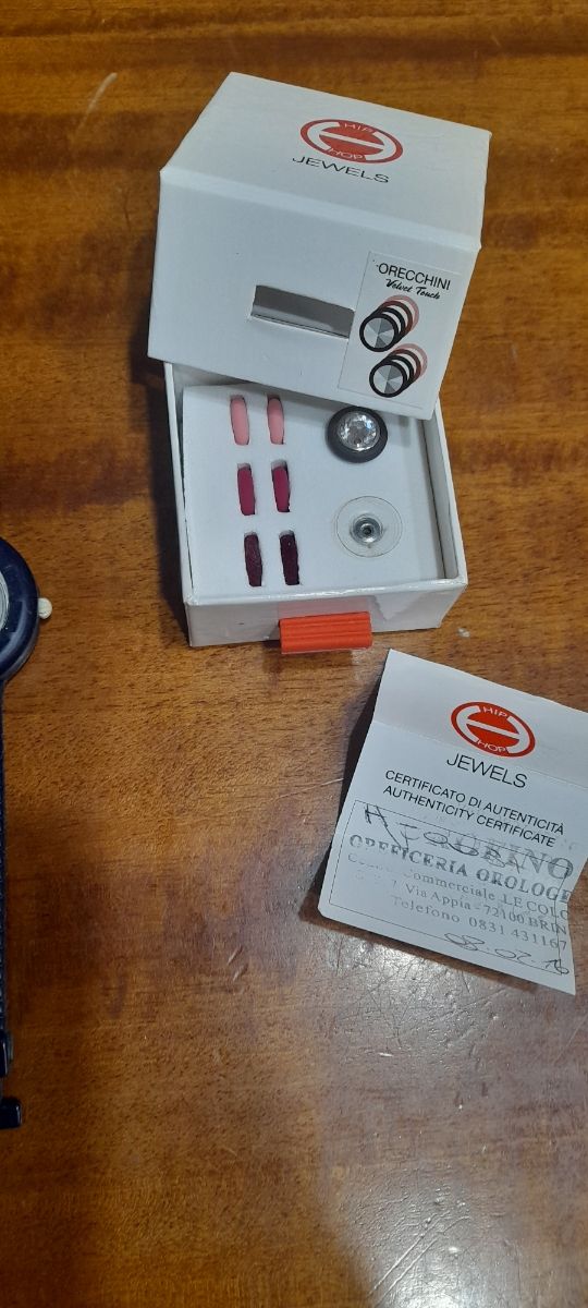 Orologi e orecchino Hip Hop 