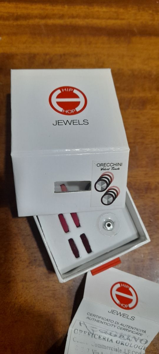 Orologi e orecchino Hip Hop 