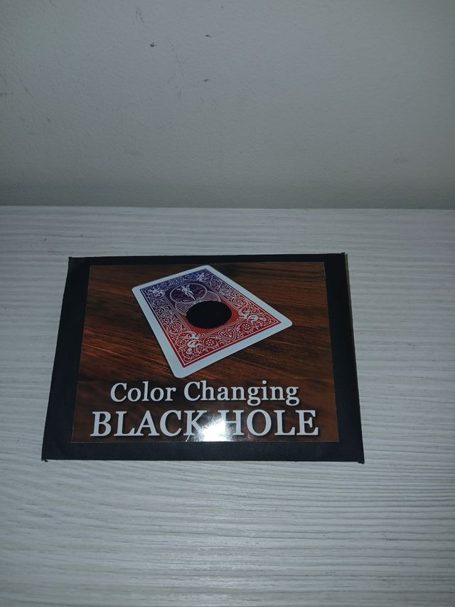 Agujero negro en carta truco de magia.