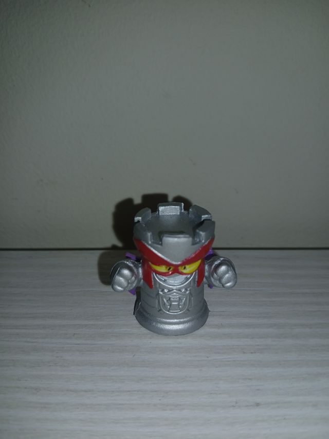 Superthings plateados y dorados