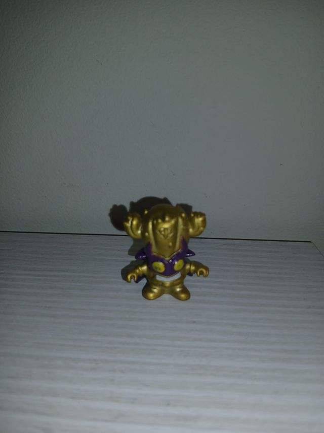 Superthings plateados y dorados