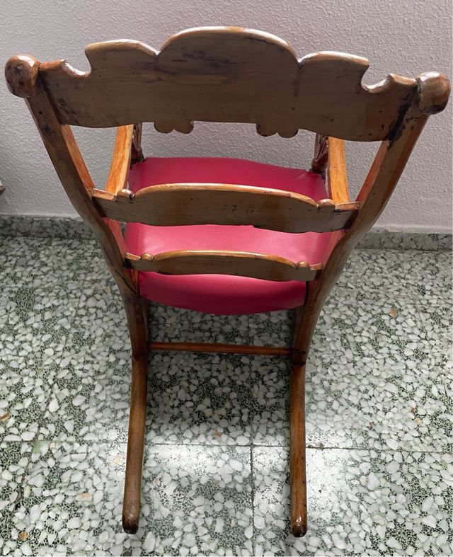 Mecedora artesana de madera maciza de olivo