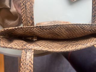 Bolso tipo piel de serpiente