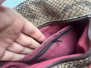 Bolso tipo piel de serpiente