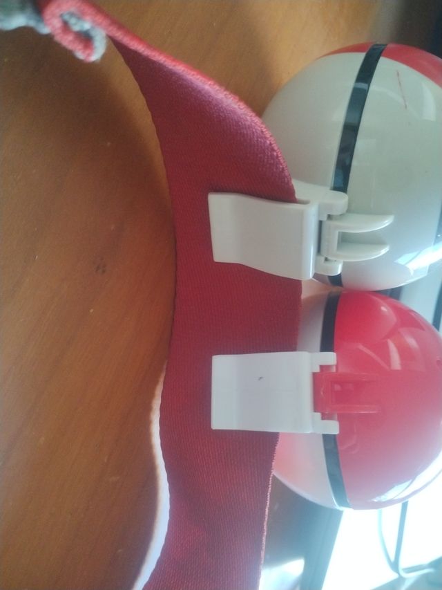 Cinta Pokemon con 2 poqueballs incluidas