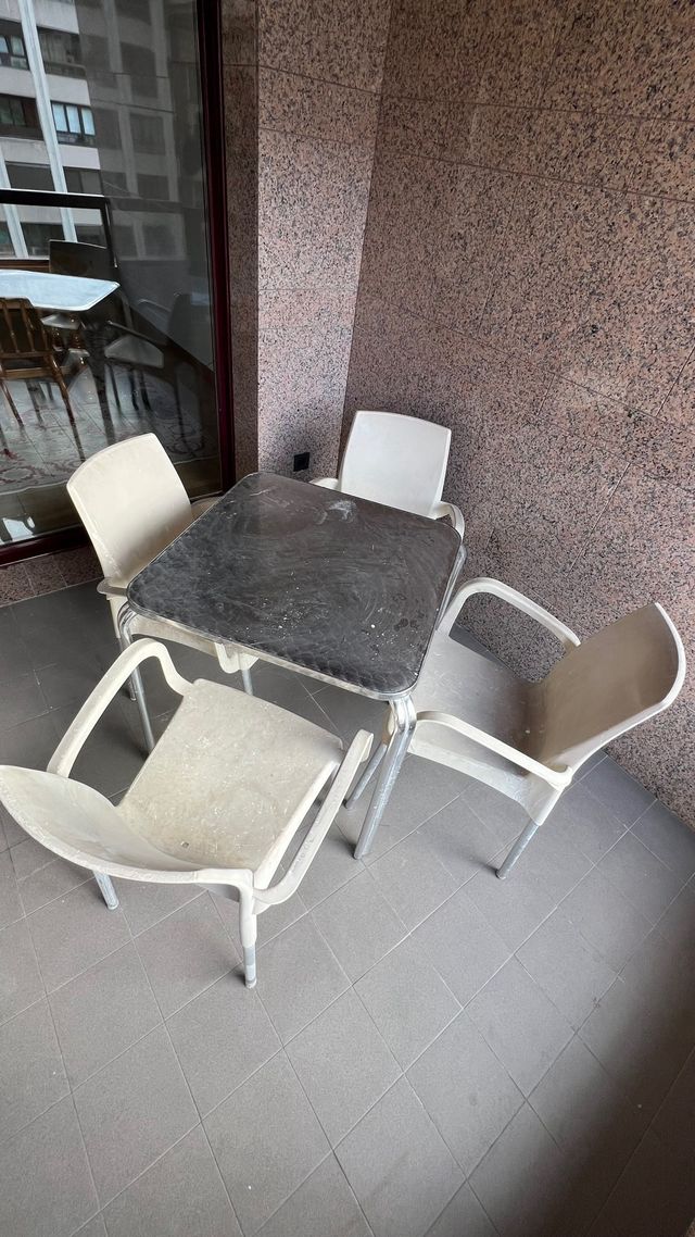 Juego de mesa y sillas