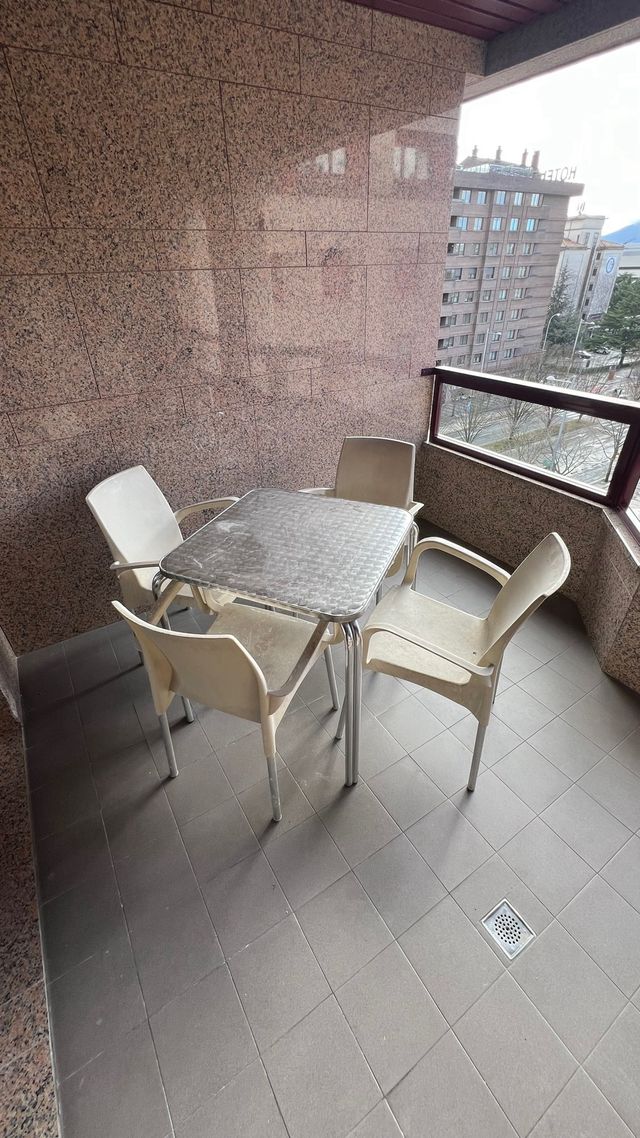 Juego de mesa y sillas