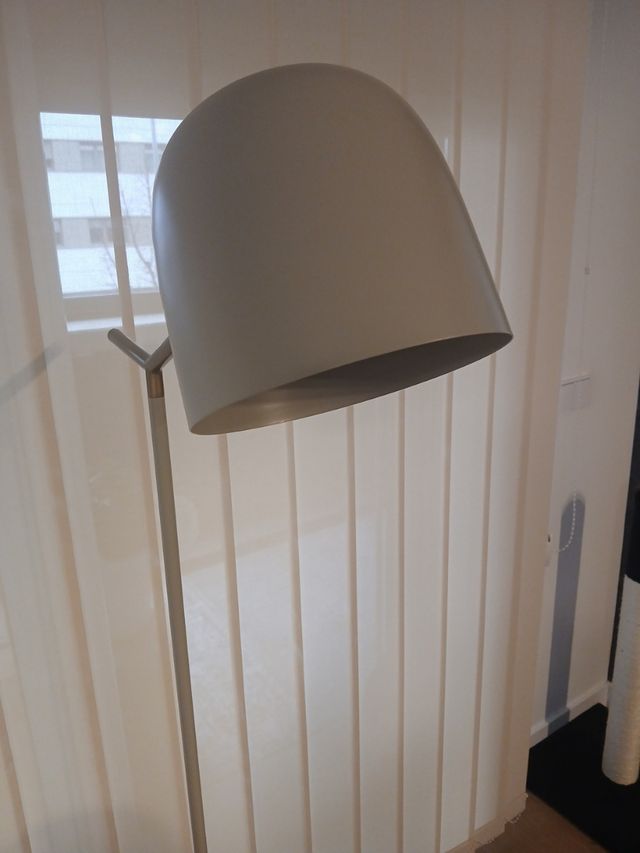 Lámpara de pie KaveHome. Mitad de precio!!