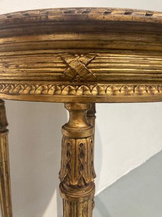 Antigua mesa redonda dorada y marmol