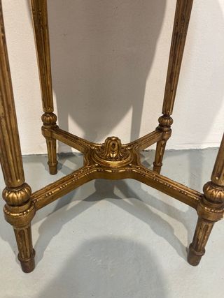 Antigua mesa redonda dorada y marmol