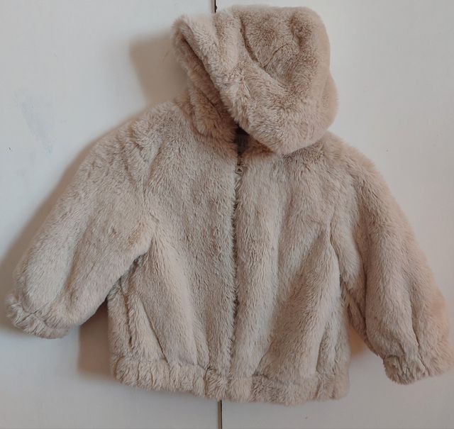 Chaqueta efecto pelo con capucha de Zara
