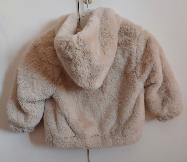Chaqueta efecto pelo con capucha de Zara