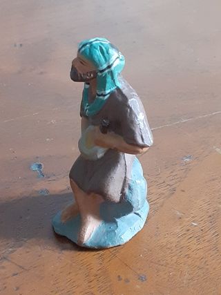Figura pesebre barro comiendo