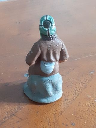 Figura pesebre barro comiendo