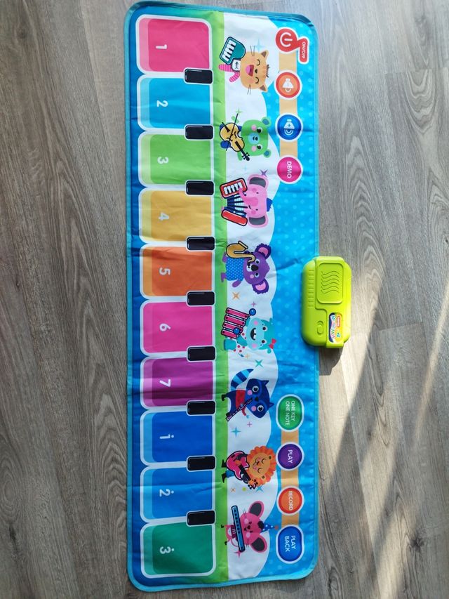 Piano de pies de juguete