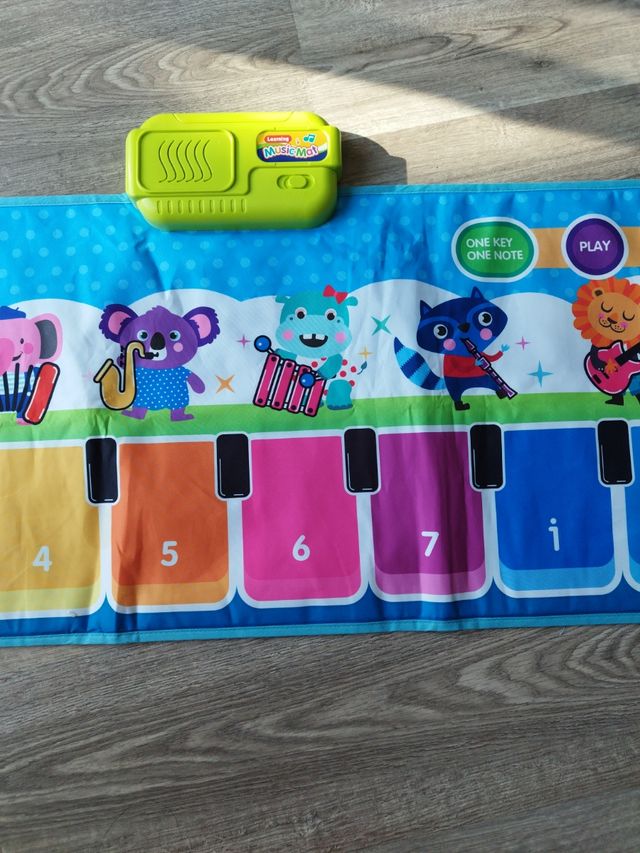 Piano de pies de juguete