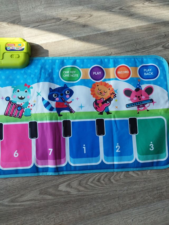 Piano de pies de juguete