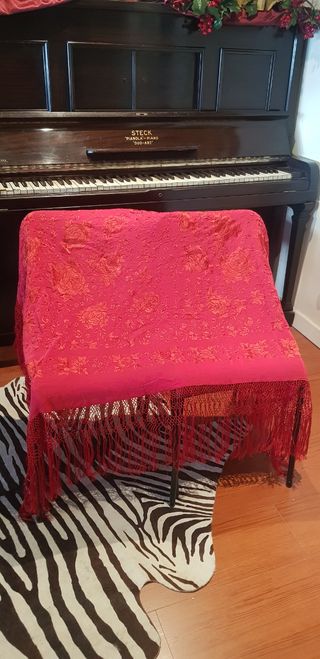 Mantón de manila rojo guinda