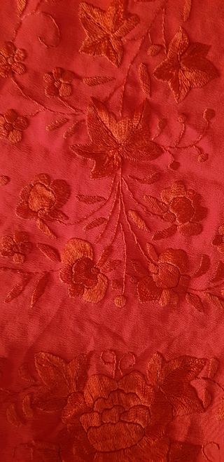 Mantón de manila rojo guinda