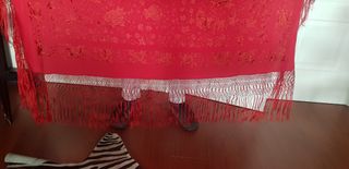 Mantón de manila rojo guinda