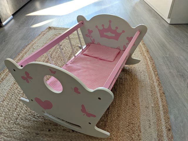 Cuna mecedora rosa para muñec@s.