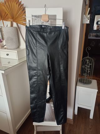 Pantalón polipiel zara
