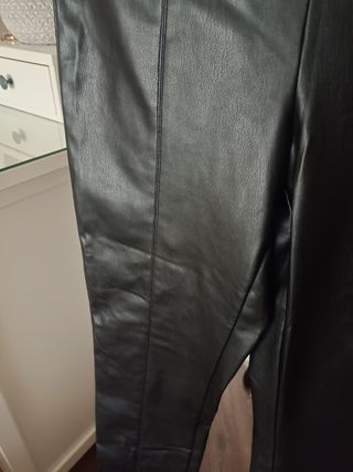 Pantalón polipiel zara