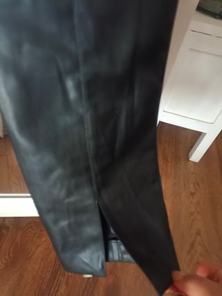 Pantalón polipiel zara