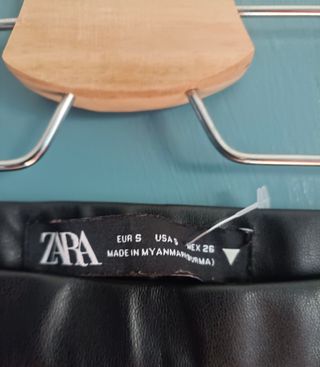 Pantalón polipiel zara