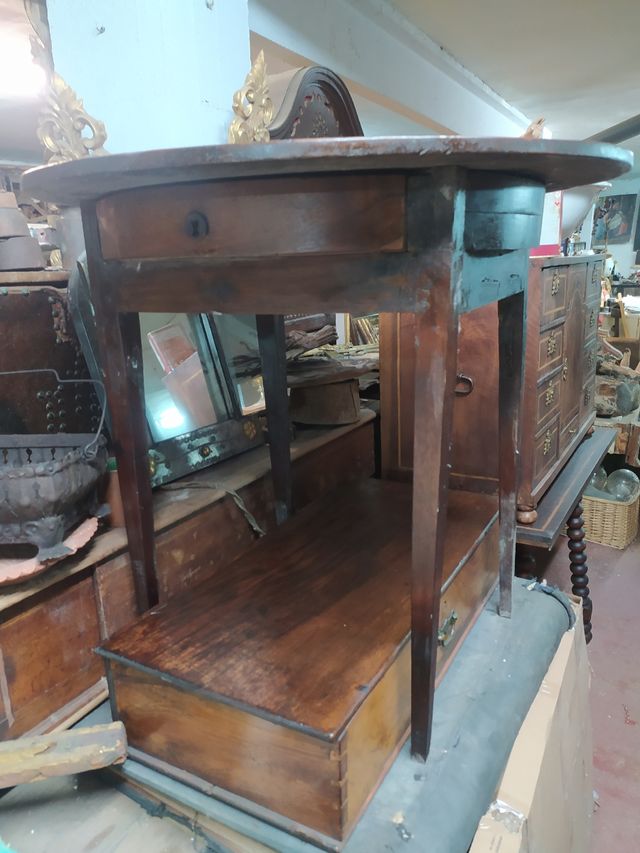 Mesita antigua de nogal