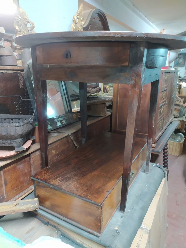 Mesita antigua de nogal