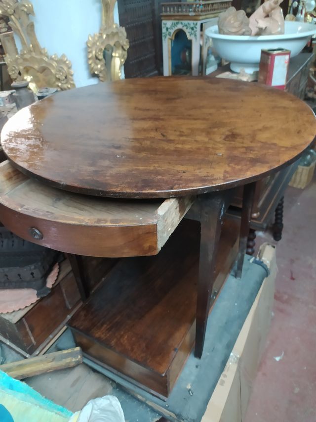 Mesita antigua de nogal