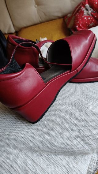 Zapatos rojos nuevos en su caja