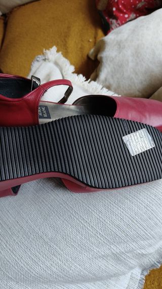 Zapatos rojos nuevos en su caja