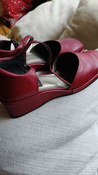 Zapatos rojos nuevos en su caja