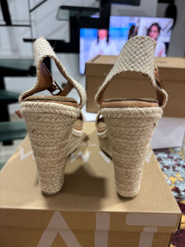 Cuñas de esparto con tacón 